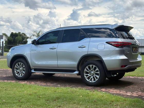 TOYOTA HILUX SW4 2.8 D-4D TURBO DIESEL SRX 4X4 AUTOMÁTICO